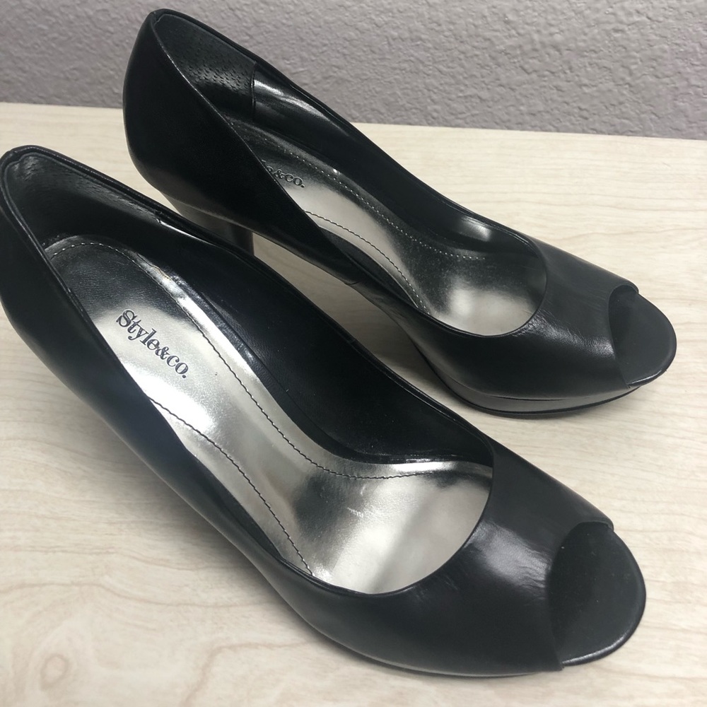 Black pumps